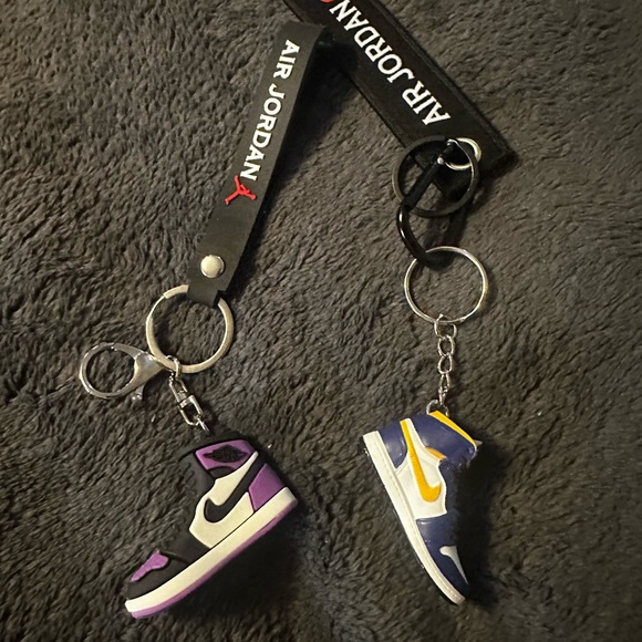 Two key chains - Picture 1 of 1